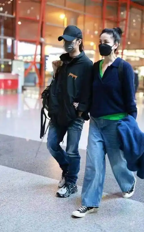 王菲牵谢霆锋走机场,扎马尾像高中生,小男友单手插兜扮酷_造型_风格