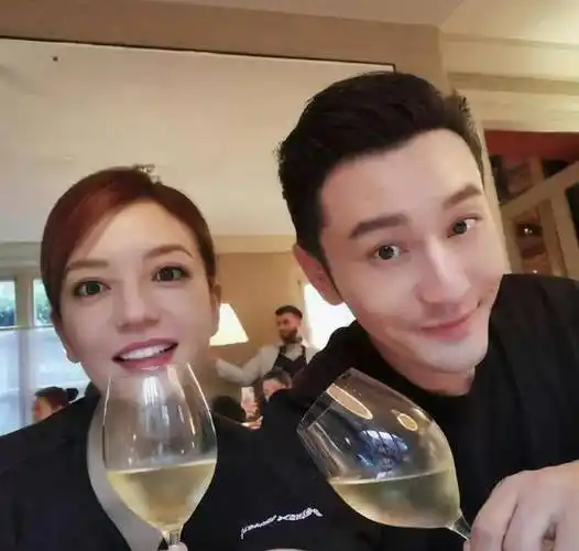 赵薇《致青春》新闻发布会上,黄晓明在拍摄过程中摔断了腿,只能拄着