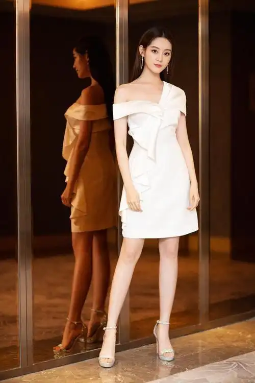 28岁祝绪丹气质好露肩白裙配黑直发这腿都快赶上腿模了