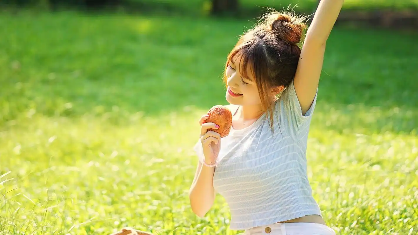 清纯丸子头女孩户外养眼写真壁纸