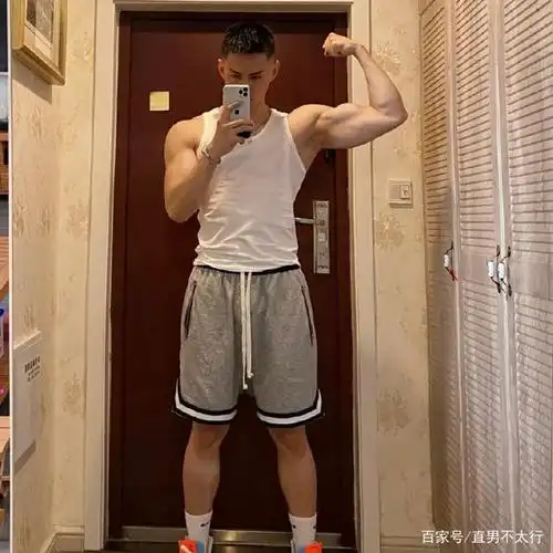 男友力十足的肌肉型帅哥,粗壮的手臂,这颜值也是绝了!