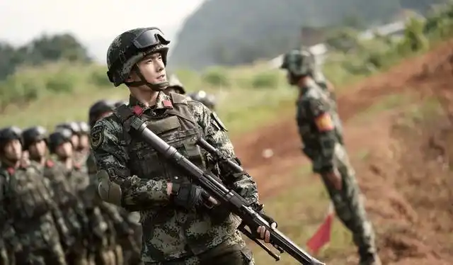 《蓝盔特战队》(剧情)