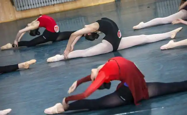 舞蹈专业艺考生现场秀绝活,高难度一字马下腰功夫深,惹人赞叹