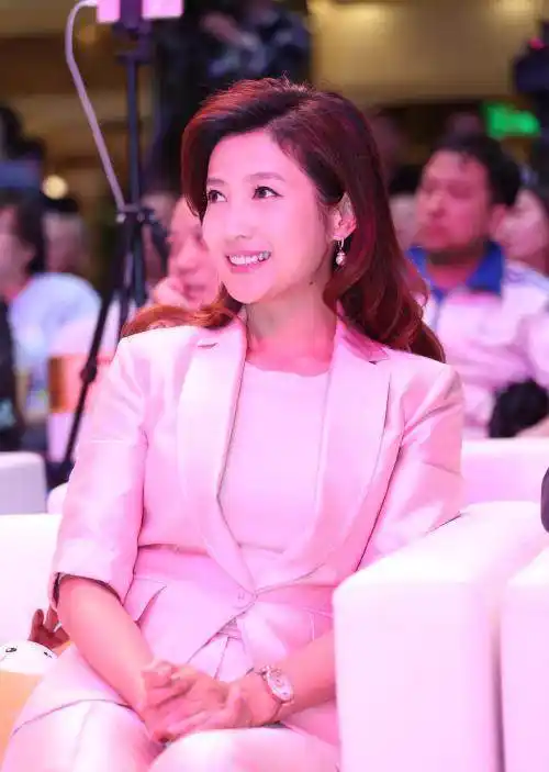 她是北京卫视主持人,二次婚姻都嫁同行,41岁才有自己的孩子