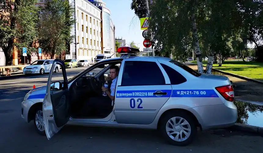 拍了一张警车中的俄罗斯,看他那眼神,好像再说,为什么拍我?不许拍.