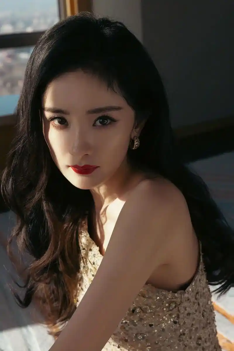 杨幂鎏金礼服裙造型 @杨幂 鎏金礼服裙造型,好美啊,爱了# - 兑趑