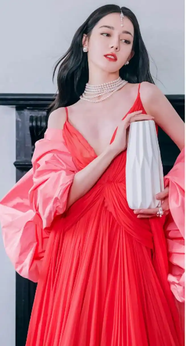 迪丽热巴,身穿粉红色吊带v领裙,真美.