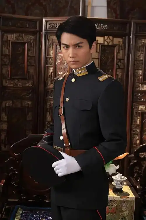 我也不想夸他帅可是他穿军装诶