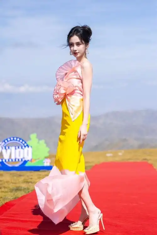 angelababy立体花瓣抹胸礼服##angelababy草原走红毯##现在就出发