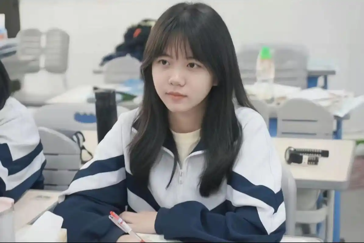 广东女高中生意外走红,蓝白色校服吸睛夺目,这又是多少人的青春 美女