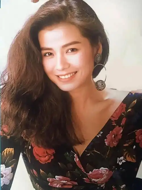 钟楚红:颠倒众生之美,性感却不媚俗!如今64岁依旧优雅动人