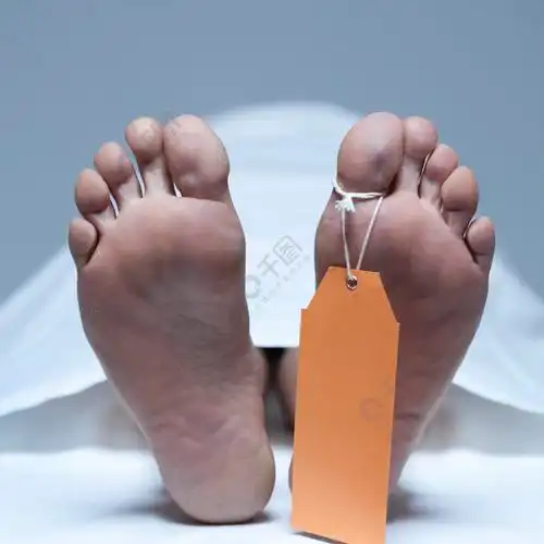 太平间里一具被贴上标签的尸体的脚