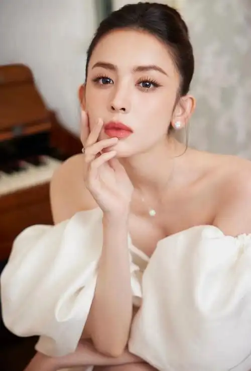 古力娜扎身着白色抹胸裙,展现优雅与性感