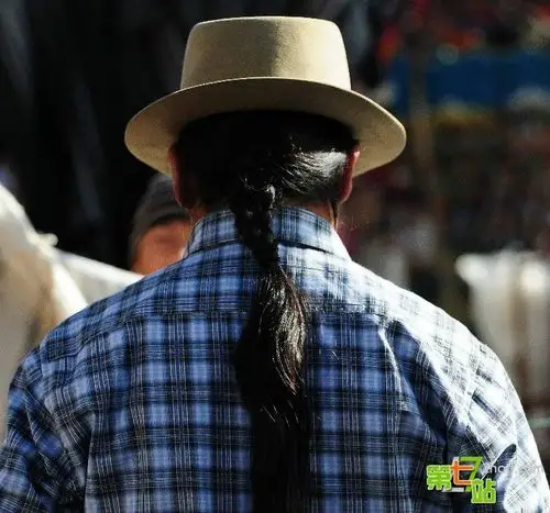 现实版的历史剧:梳辫子的男人