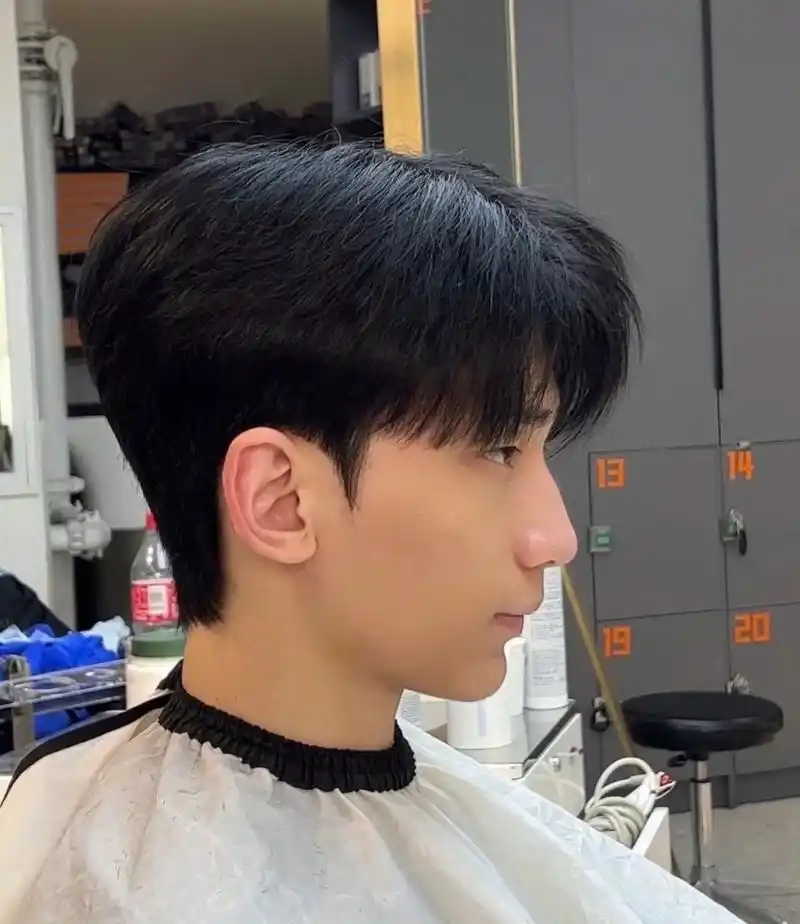 男生发型推荐易烊千玺同款微分碎盖949494 这款简单易打理的