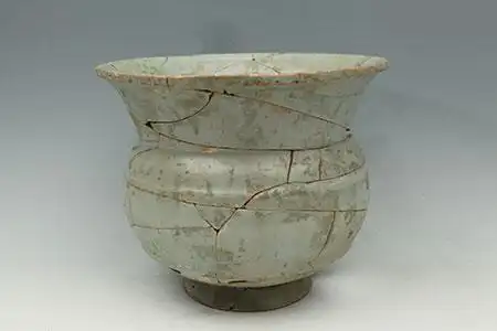 南宋官窑青瓷花盆老虎洞窑址出土