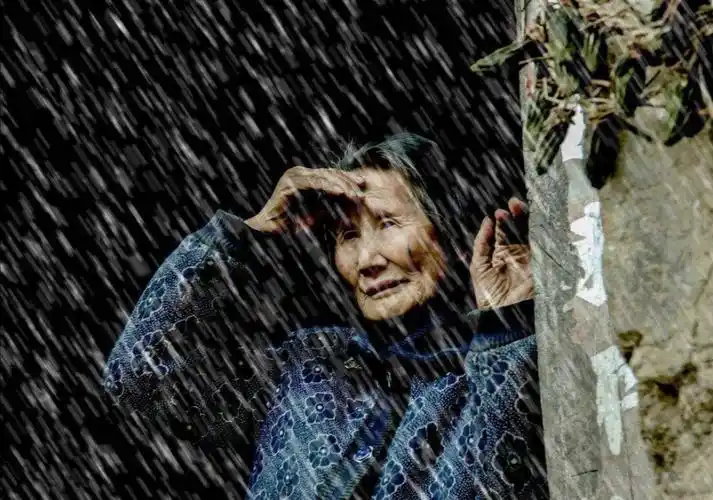 雨在下,泪在流,日思夜想儿女的老母亲.