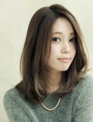 女生内扣中长发发型 清新灵动显时尚气质