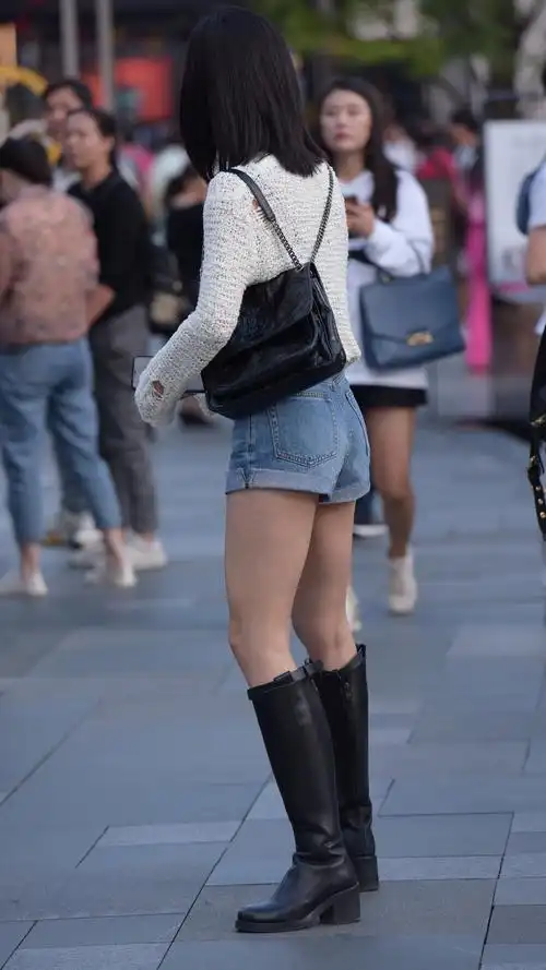 牛仔短裤加高筒靴,除了显身材还提升气质,腿长的女生都这样穿