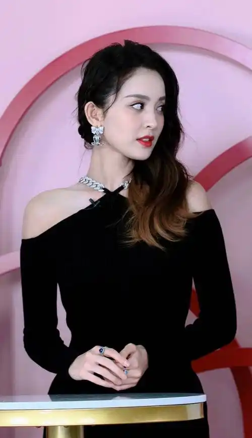 古力娜扎穿纯黑长裙出席活动展露性感香肩状态好