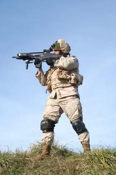 军人拿着枪的背影图,谁有!