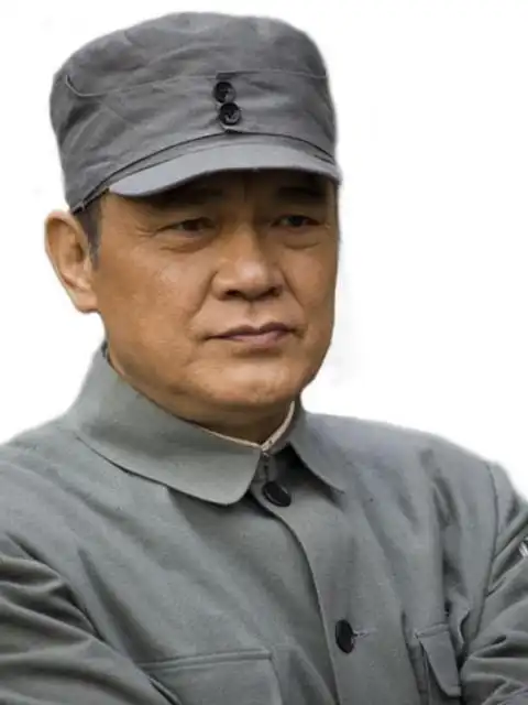 与潘长江张铁林同岁,他的学历不高,军人家庭的他早早的从军了,毕业于