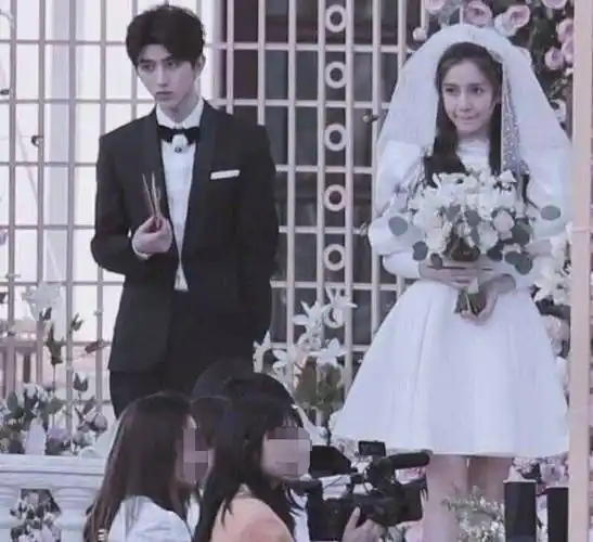 可以看见蔡徐坤等人已经换上了西装,而相应的baby,关晓彤等人则穿上了