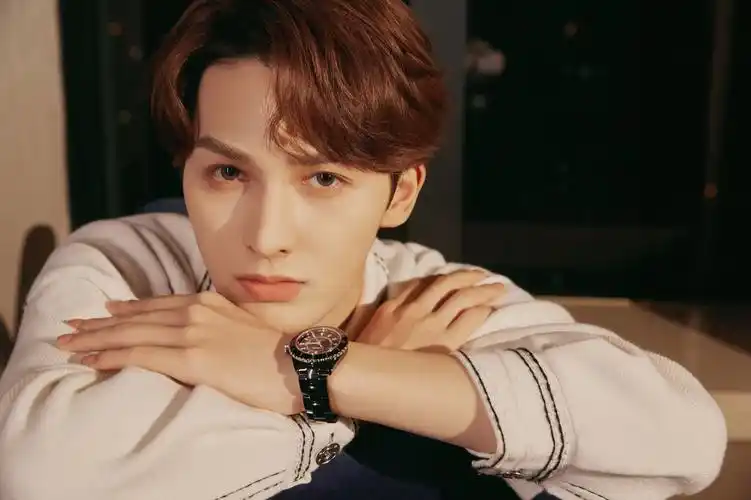 朱正廷更新绿洲动态晒大片 是拥有绝美侧颜的英伦贵气小王子