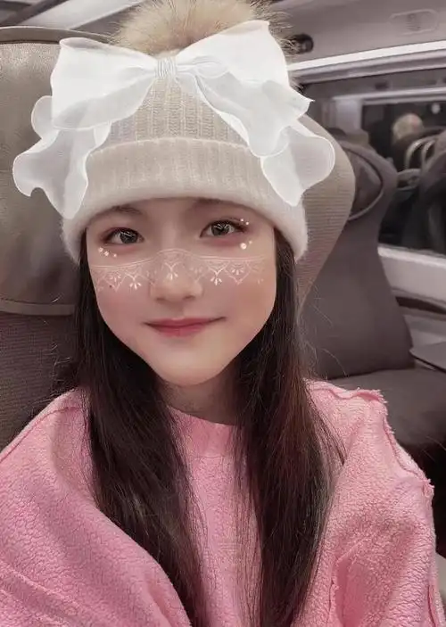 李湘带女儿飞阿联酋跨年坐头等舱游山玩水王诗龄对镜满脸傲娇