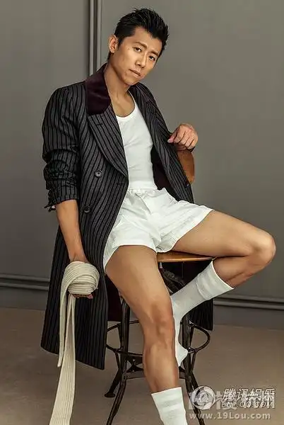 夏雨古铜肌肉写真曝光 半裸大秀健康腹肌