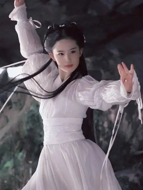 败于她自己,如今的刘亦菲再次回到了电视剧行列,她的古装扮相一直以来