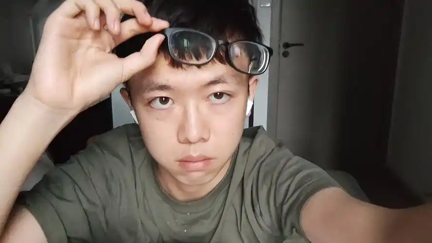 超高度近视,听说摘下眼镜眼睛会变大