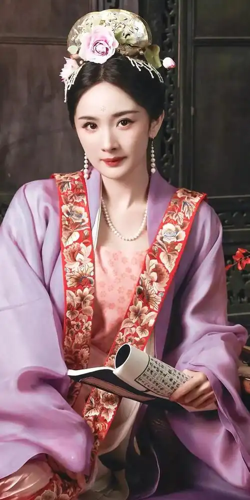 美女系列壁纸第57期,我们荣幸地推出了中国知名女演员杨幂的精美壁纸.