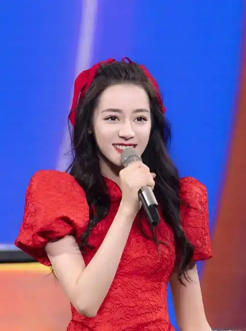 迪丽热巴登舞台造型,扎起红色发带,穿着刺绣红旗袍,俏皮又可爱_黑色