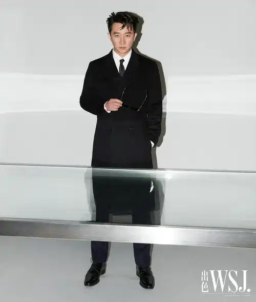 黄轩登《出色wsj.》十二月刊封面 复古正装彰显绅士品格