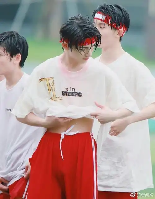 丁程鑫不经意间秀腹肌粉丝评论两极分化队友虽瘦但也有肉