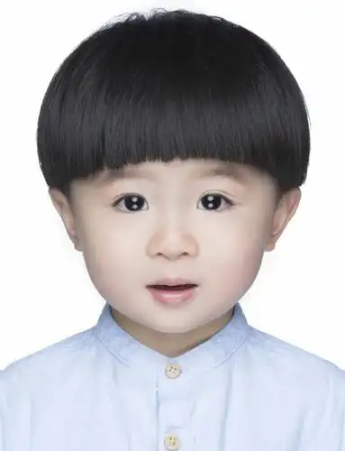 准备3张一寸照片和1张全家福照片.