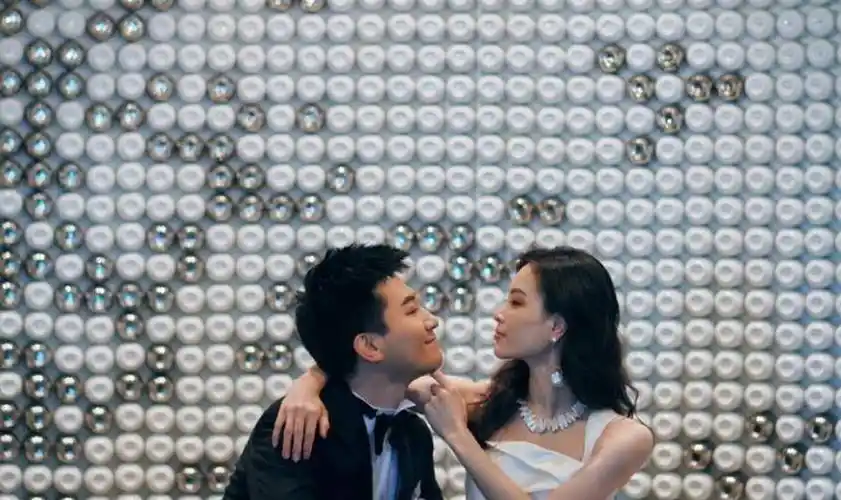 原创原创35岁吴敏霞结婚4年再拍婚纱照与老公全程对视身材不输女星