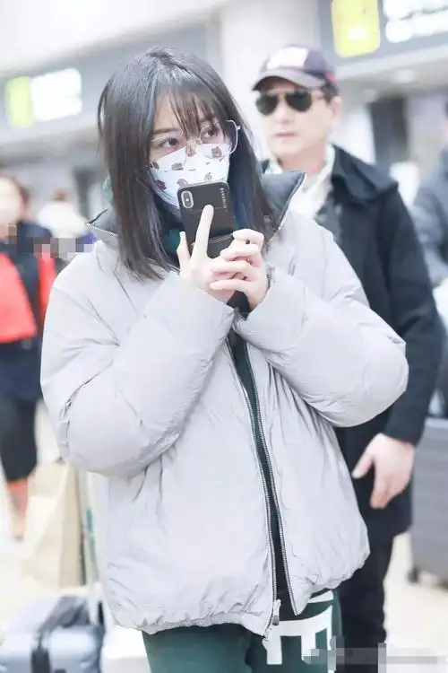 郑爽回归仍旧瘦骨如柴戴小熊口罩挡不住的少女心