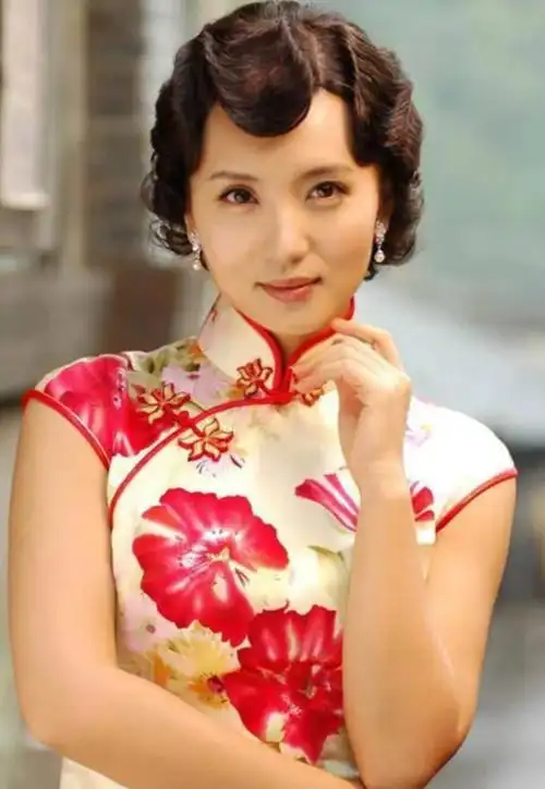 不同于陈数,宋轶纤细修长的身材,陈好是比较丰腴饱满的类型,穿上旗袍
