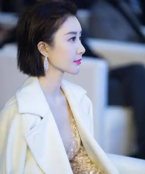 舒畅终于换风格,穿深v刺绣长裙大秀事业线,33岁尽显妩媚_礼服_元素