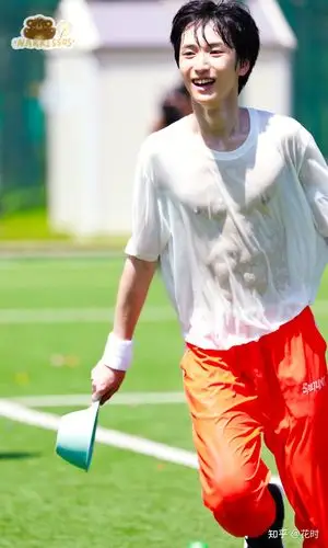 有没有哪位大姐有时代少年团崽子们的腹肌照啊