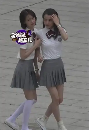 郑爽换上校服真是个元气少女 闭眼嘟嘴变表情包