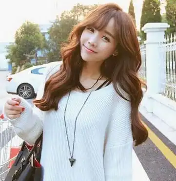 各式各样的烫发绝对依然是主流,最显浪漫女人味的大卷发设计无论是