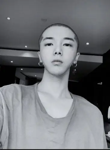 华晨宇寸头# 那个说着抢不到票剃秃的花花说话算话,看到他的眼神了吗