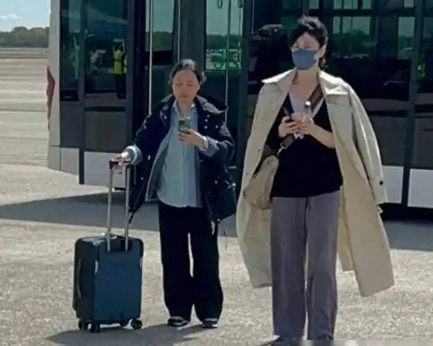 谢霆锋喜当爹?54岁王菲现身机场,穿着宽松肚大如球疑怀孕3个月