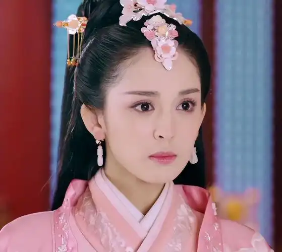 古力娜扎个人资料 经过5次恋情网曝后,她现在怎么样