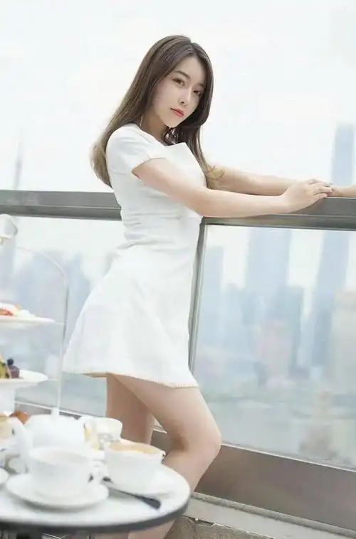 这位美女轻松驾驭.|短裙|穿搭|高跟鞋|白衬衫_网易订阅