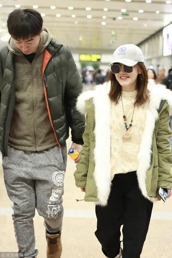 薛佳凝否认恋情称接机男是弟弟,曾坦言更喜欢现在的自己