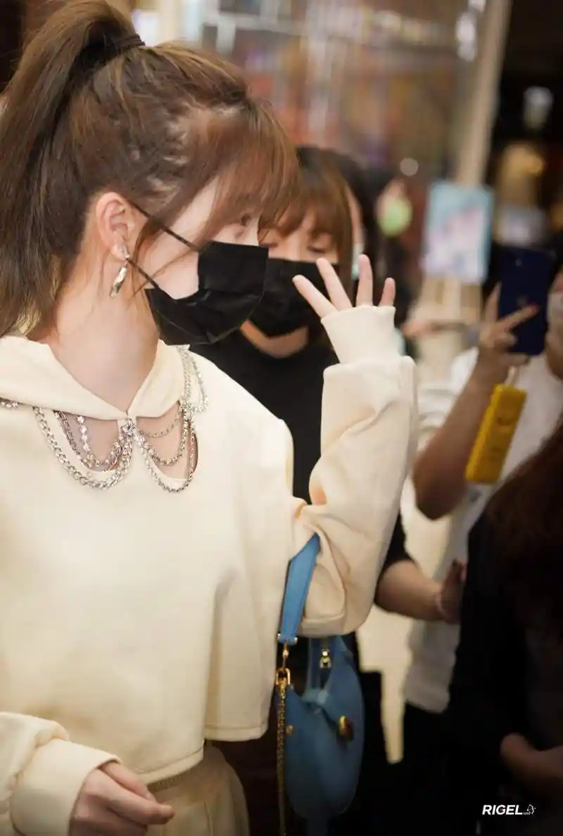 虞书欣211217机场私服,浅黄色卫衣套装,高马尾,活力又可爱~?[害羞]